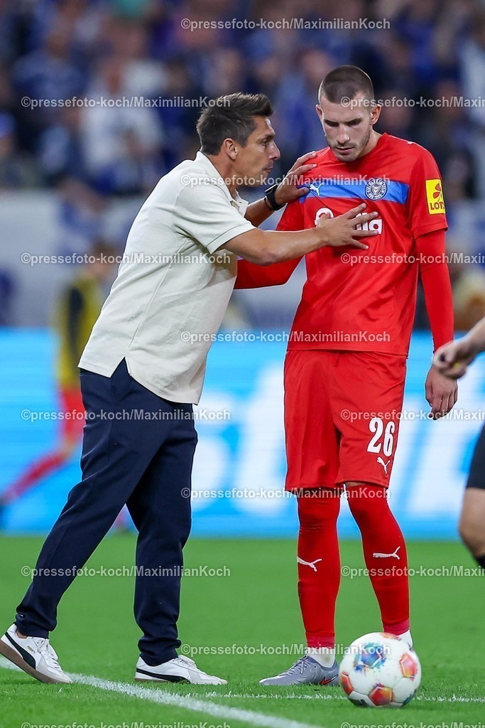 S0413092501086 | 13.09.2025, Fußball, FC Schalke 04 - Holstein Kiel, 5.Spieltag, 2. Fußball Bundesliga, Veltins-Arena Gelsenkirchen, Saison 2025 2026: Cheftrainer Marcel Rapp (Holstein Kiel)  gestikulierend neben David Zec (Holstein Kiel #26) DFB regulations prohibit any use of photographs as image sequences and or quasi-video.