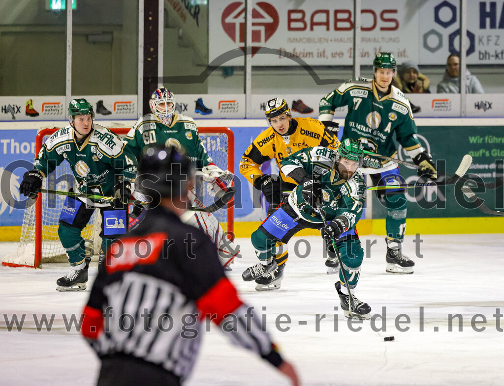 2026-02-27_141_TSV_Erding_gegen_EV_Fuessen | Erding, Deutschland, 27.02.2026:Eishockey, Oberliga Süd 2025 / 2026, 51. Spieltag, TSV Erding gegen EV Füssen, Endergebnis: 2:4Jesse Kauhanen (Erding Gladiators, #4), Torwart Raphael Fössinger (Erding Gladiators, #60), Julian Straub (EV Füssen, #19), Philipp Michl (Erding Gladiators, #77), Elia Ostwald (Erding Gladiators, #17)Foto: Christian Riedel / fotografie-riedel.net