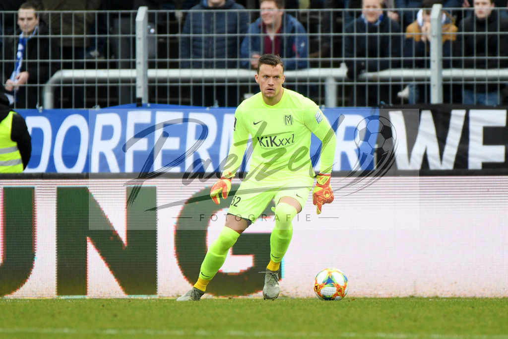 20200201_MEPCHE_0021 | Fußball, Herren: Torhueter Erik Domaschke (SV Meppen) in Aktion, am Ball, Einzelaktion waehrend des Spiels der 3. Liga zwischen SV Meppen und Chemnitzer FC in der Haensch-Arena am 01.02.2020 in Meppen, Deutschland. DFB / DFL REGULATIONS PROHIBIT ANY USE OF PHOTOGRAPHS AS IMAGE SEQUENCES AND/OR QUASI-VIDEO. - Realisiert mit Pictrs.com