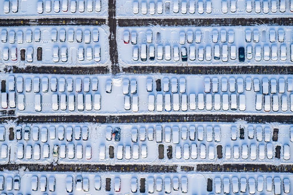 Hamburg_BLG_Parkplatz_verschneit_Winter_Schnee_ELS_3195050126 | HAMBURG 05.01.2026 Winterlich schneebedeckte Senkrecht- Luftbild aus der Satelliten- Perspektive vom Automobile - Personenkraftwagen auf den Abstellflächen im Freigelände am BLG - Autoterminal in Hamburg, Deutschland. Weiterführende Informationen bei: BLG LOGISTICS GROUP. // Wintry snowy vertical aerial view from the satellite perspective of the automobiles - cars on the parking spaces in the outdoor area on BLG - Autoterminal in Hamburg, Germany. Further information at: BLG LOGISTICS GROUP. Foto: Martin Elsen