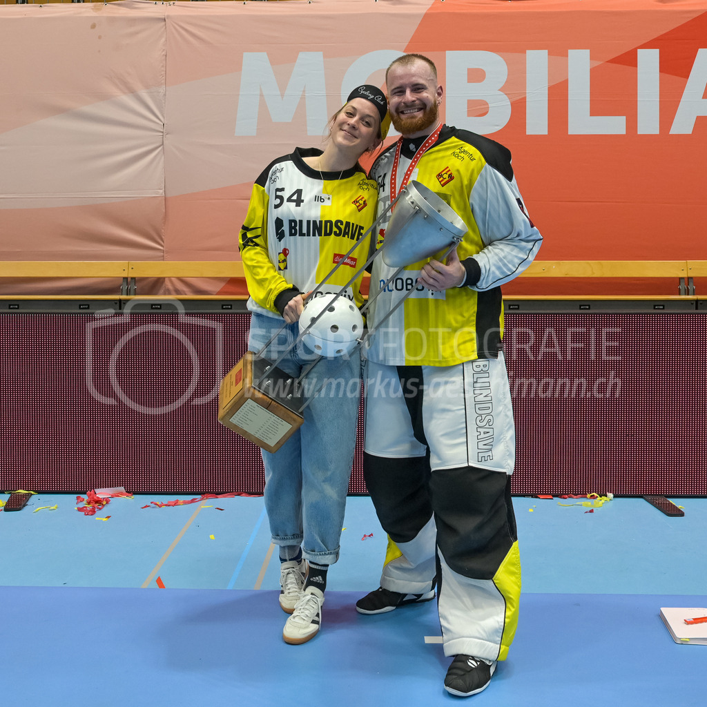 Zug United vs HC Rychenberg - 22. February 2025 | Zug United vs HC RychenbergSporthalle Wankdorf, BernNicolas Schüpbach (#54 HC Rychenberg Winterthur) mit Partnerin und Pokal.Bild: Sportfotografie Markus Aeschimann | www.markus-aeschimann.ch - Realisiert mit Pictrs.com