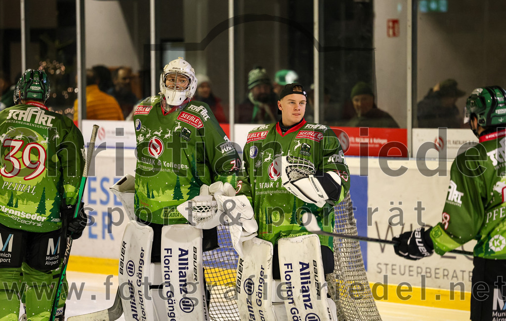 2023-12-26_004_TSV_Erding_gegen_ERV_Schweinfurt | Erding, Deutschland, 26.12.2023:
Eishockey, Bayernliga Vorrunde 2023 / 2024, 20. Spieltag, TSV Erding gegen ERV Schweinfurt, Endergebnis: 9:3

Torwart Matthias Kipfelsberger (Erding Gladiators, #30), Torwart Niklas Schlammer (Erding Gladiators, #35)

Foto: Christian Riedel / fotografie-riedel.net