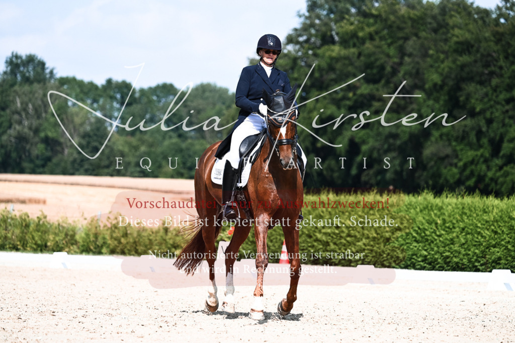 DSC_3189 | Pferde- und Turnierfotografie in Westsachsen. Pferdeportraits, Auftragszeichnungen und intuitive Kunst.