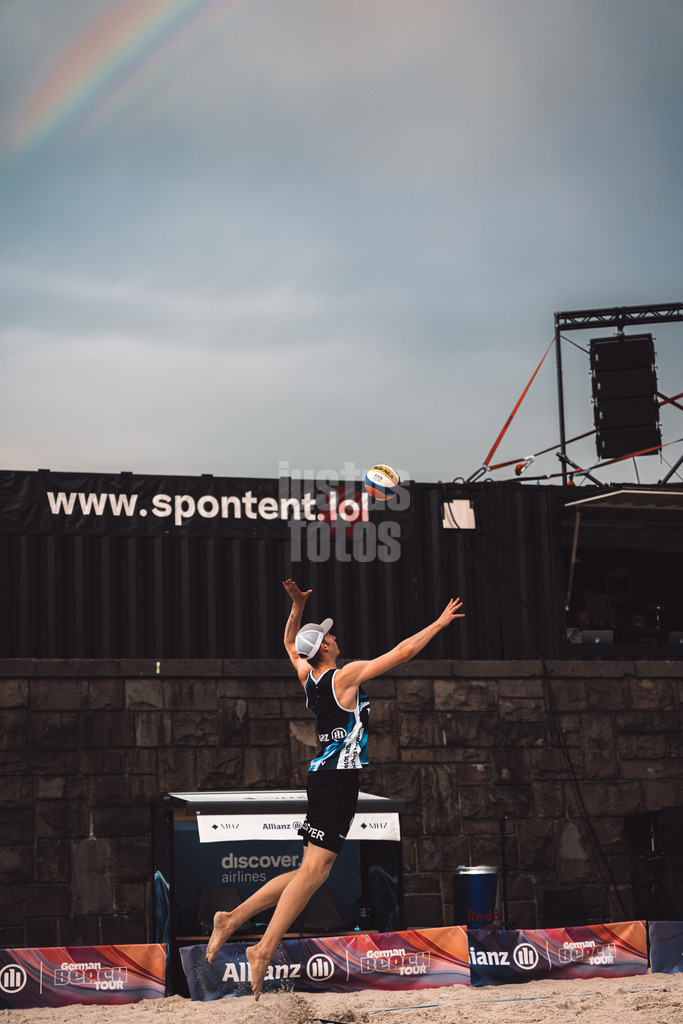 Beachvolleyball | Männer | German Beach Tour 2024 | Tourstop Düsseldorf | 18.05.2024 | Philipp Huster schlägt auf während ein Regenbogen zu sehen ist