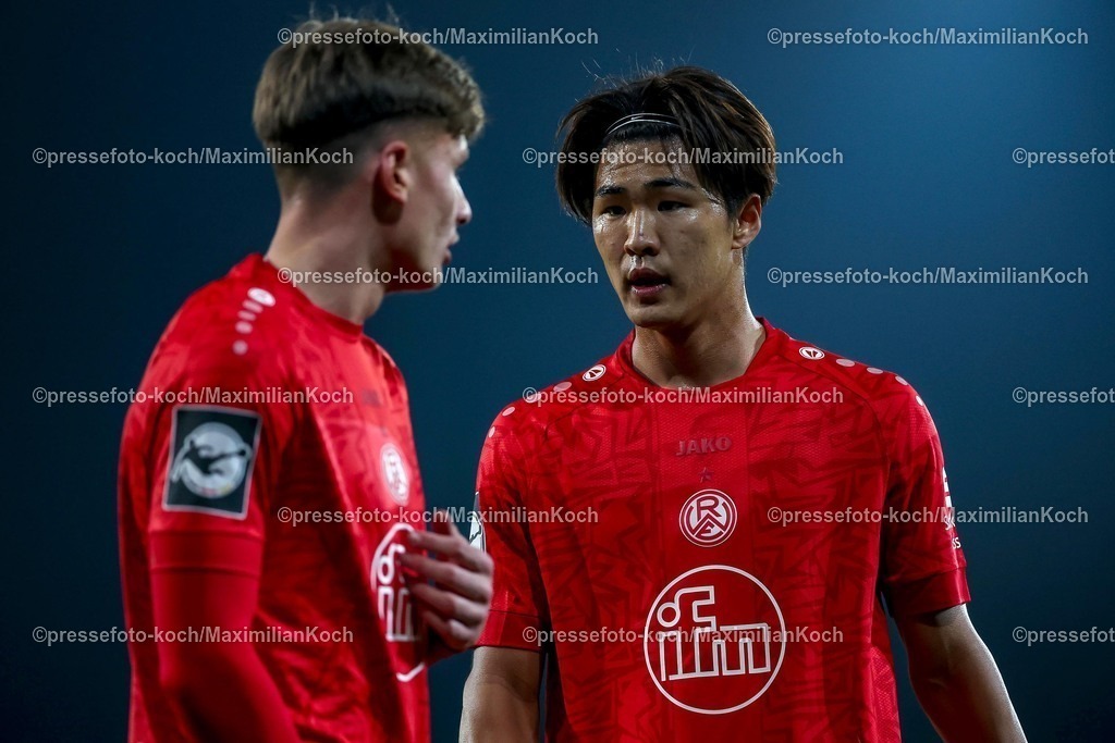RWE09032501093 | 2025.03.09, Fußball, 3.Liga, Rot-Weiss Essen - SV Waldhof Mannheim, Stadion Hafenstraße, Saison 2024 2025: Matti Wagner (RWE #3) neben  Kaito Mizuta (RWE #24)DFB regulations prohibit any use of photographs as image sequences and or quasi-video.