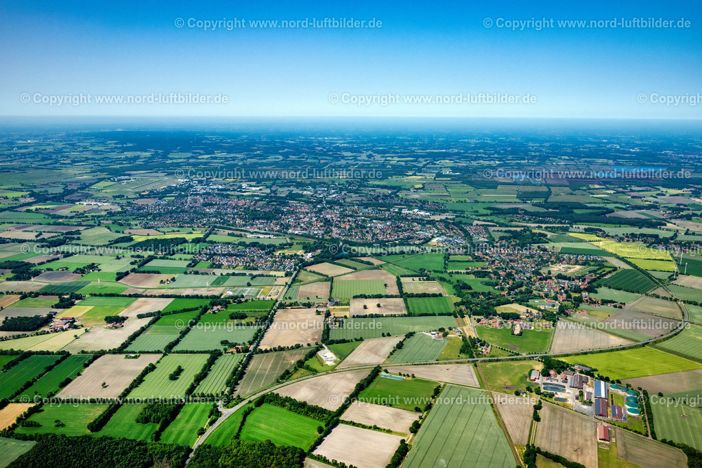 Diepholz_ELS_4875050623 | DIEPHOLZ 05.06.2023 Stadtgebiet mit Außenbezirken und Innenstadtbereich am Rand von landwirtschaftlichen Feldern und Ackerflächen in Diepholz im Bundesland Niedersachsen, Deutschland. // Urban area with outskirts and inner city area on the edge of agricultural fields and arable land in Diepholz in the state Lower Saxony, Germany. Foto: Martin Elsen