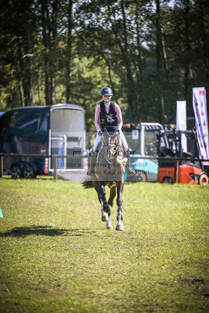DOS_0068 | Entdecke hochwertige Reitturnierfotos von Foto Oger. Professionell, emotional und authentisch – jetzt Lieblingsmomente im Shop bestellen.Deutschlandweite Turnierfotografie. - Realisiert mit Pictrs.com