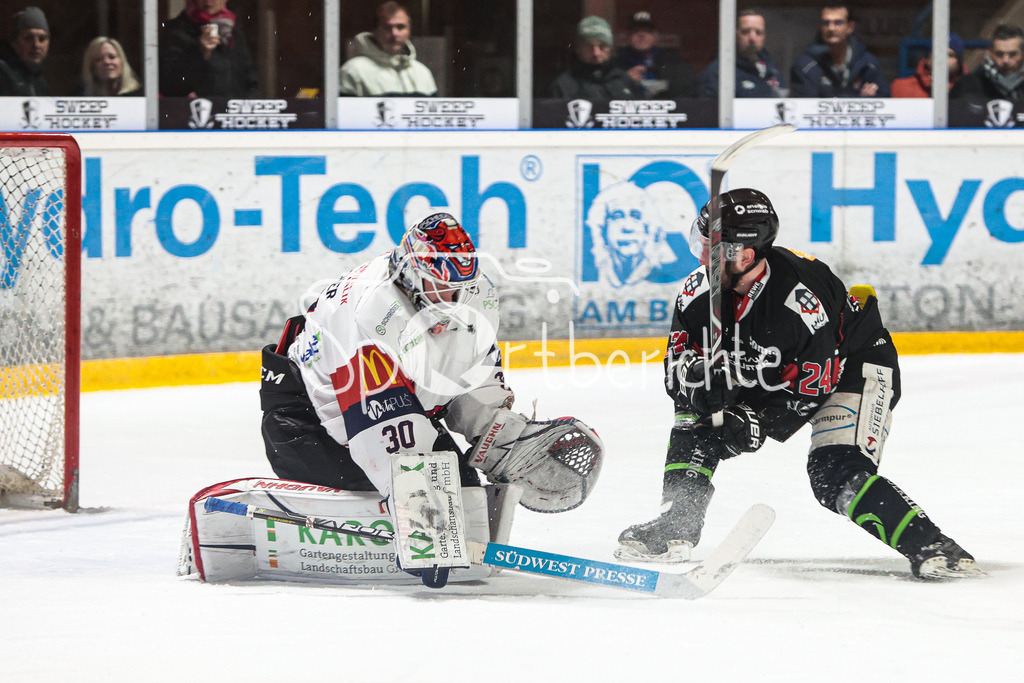 EHC Königsbrunn - VfE Ulm/Neu-Ulm | Maximilian GUESSBACHER (VFE #30) kann sich gegen Dennis TAUSEND (EHC #24) behaupten