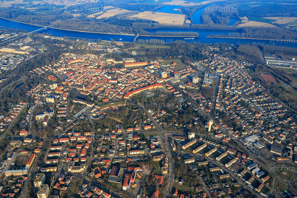 Luftbild: Stadtcentrun von Westen in Germersheim im Bundesland Rheinland-Pfalz in Deutschland. Foto: IMG_086544.jpg vom 18.03.2016 durch Werner Riehm/FLY-FOTO.de