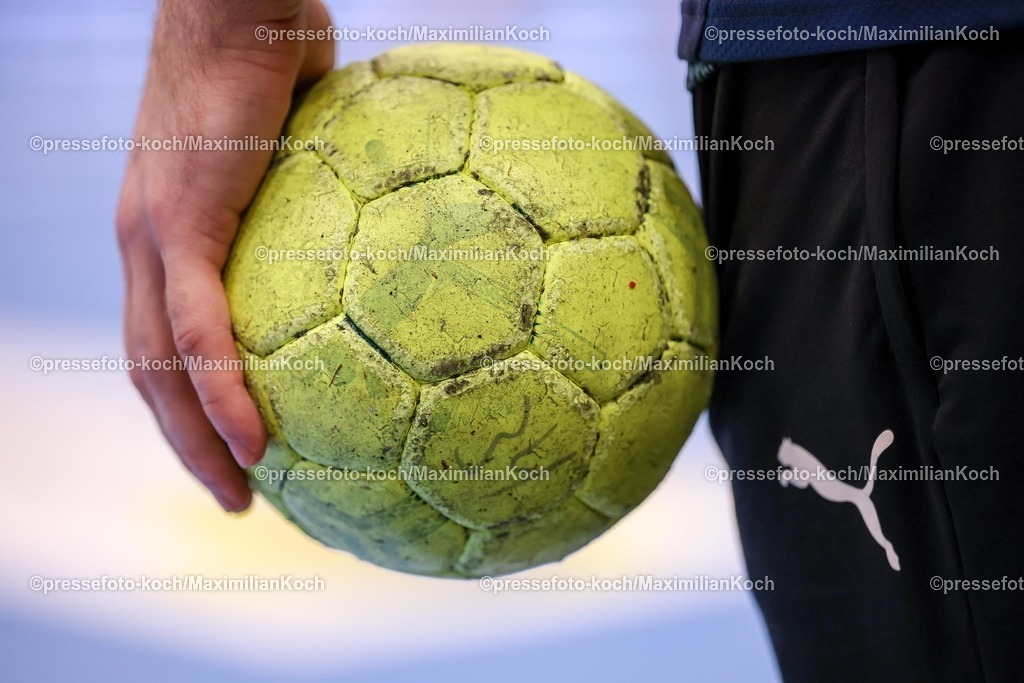 BHC22022601002 | 22.02.2026, Handball, HBL, Bergischer HC - Füchse Berlin, Mitsubishi Electric HALLE Düsseldorf: Spielball in der Hand eines Spielers beim Handballtraining