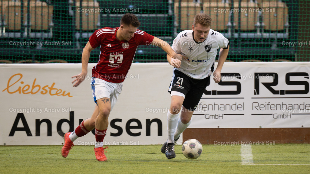 Vorrunde - Gruppe B - TS Einfeld vs TuS Nortorf | Niklas Casper (Einfeld #21) / Alexander Gerst (Nortorf #7) // 44. RS-Reifenhandel-Cup 2024 / Vorrunde - Gruppe B - TS Einfeld vs TuS Nortorf / Holstenhalle 1 / Neumünster / 26.12.24 - Realisiert mit Pictrs.com