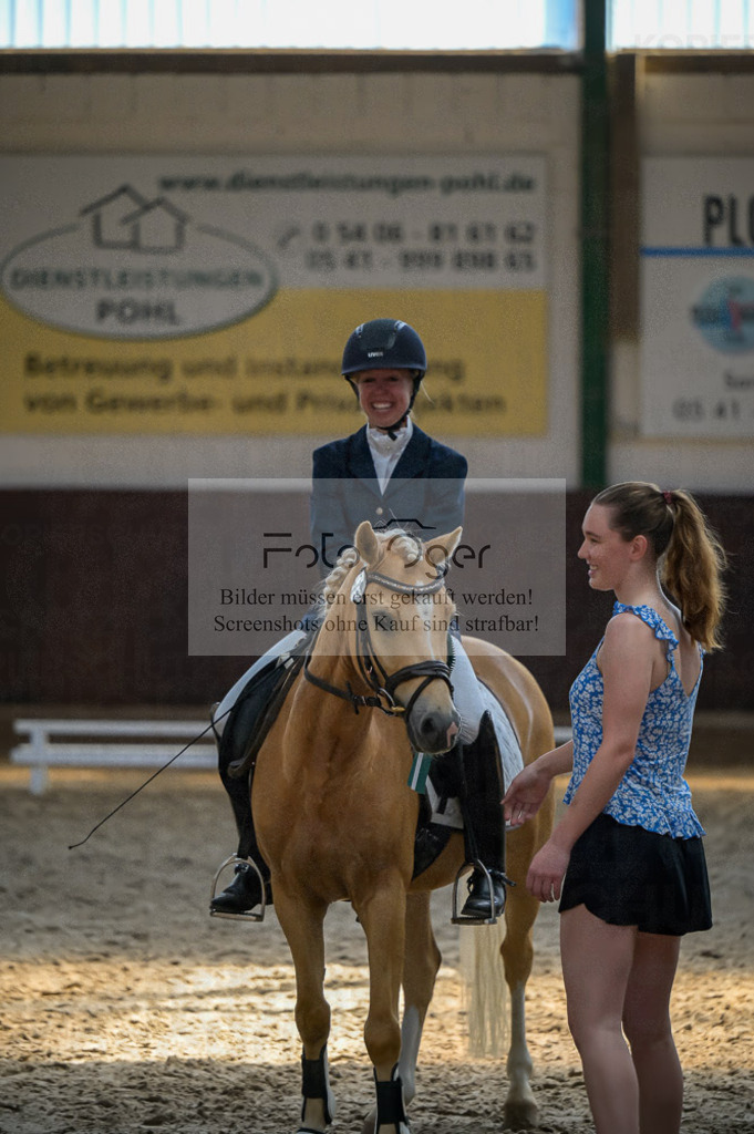 Reitturnier Voxtrup | Entdecke hochwertige Reitturnierfotos von Foto Oger. Professionell, emotional und authentisch – jetzt Lieblingsmomente im Shop bestellen.Deutschlandweite Turnierfotografie. - Realisiert mit Pictrs.com