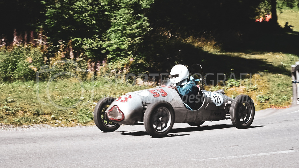 19. Arosa ClassicCar 2023 - 1. September 2023 | 19. Arosa ClassicCar 2023
Arosa, Schweiz
Zumstein Max aus Attiswil mit der Startnummer 121 in einem Cooper F3 MK3, Jahrgang 1949, in der Klasse Alpine Performance.
@arosaclassiccar, @arosa.official, #arosaclassiccar, #arosa, #76curves, #classiccar
Bild: Sportfotografie Markus Aeschimann | www.markus-aeschimann.ch - Realisiert mit Pictrs.com