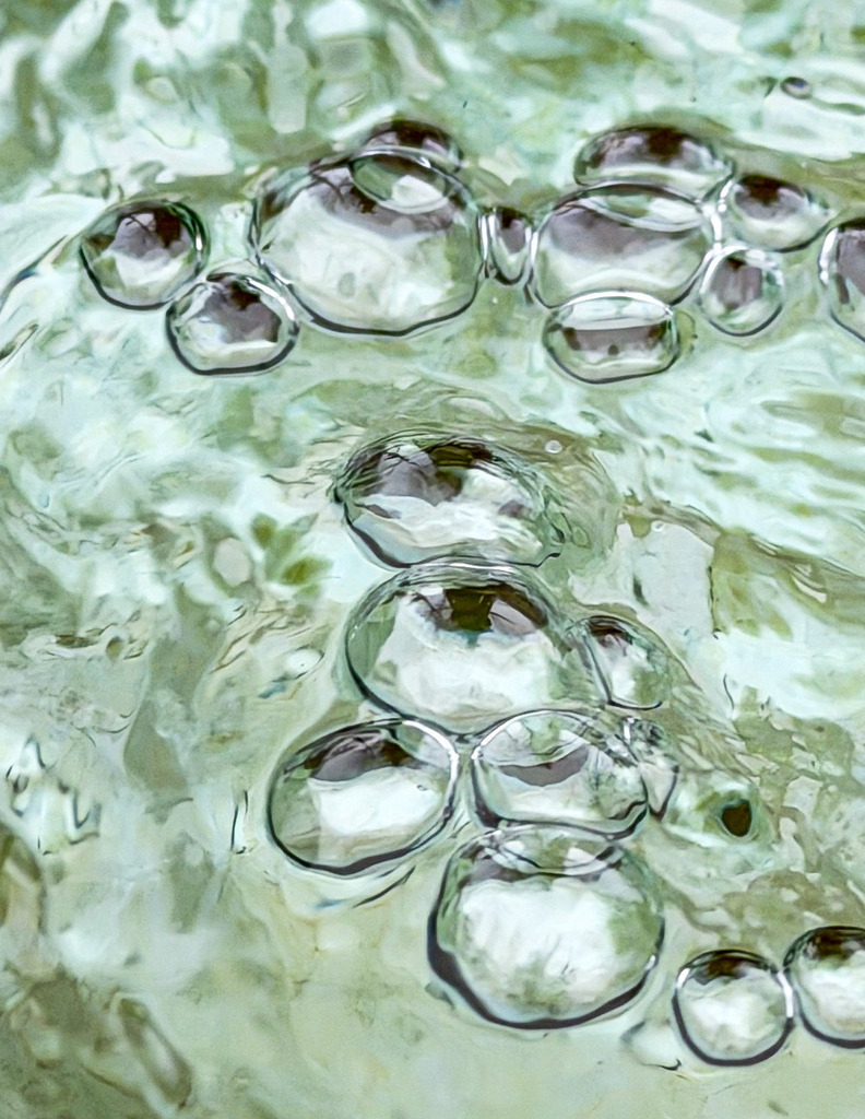 Liquid Surface Echo | A soft abstract composition of water bubbles and reflective liquid textures, creating a calm organic structure between transparency, motion and fine art minimalism. - Realisiert mit Pictrs.com