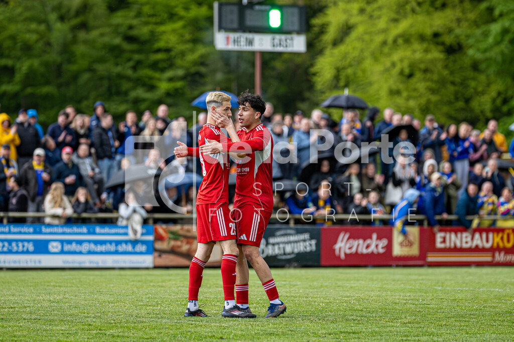 Sperber Veerßen - Tunc_ Firat (tröstedt Brian Stenzel nach vergebener Chance) vs Wriedel (KP-Finale) 130526 dlP | immodelaporte-sportfotos - Realisiert mit Pictrs.com