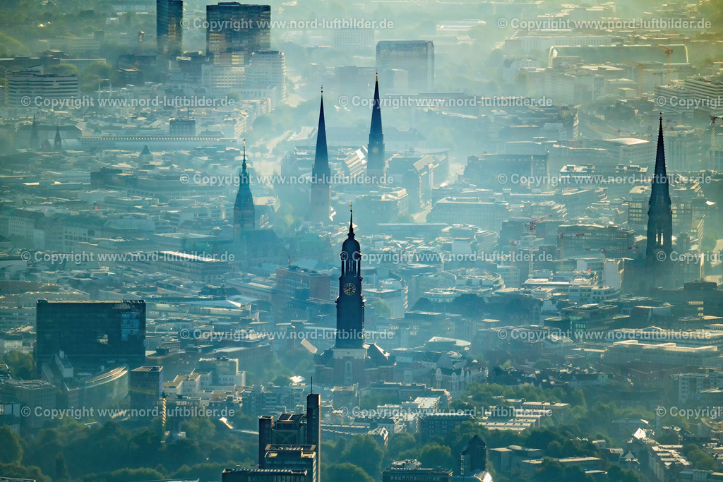 Hamburg_Mitte_Im_Morgendunst_ELS__9828300820 | HAMBURG 30.08.2020 Wetterlage mit schichtartiger Nebel- Bedeckung des Stadtzentrum in Hamburg, Deutschland. // Weather with layered fog cover of inner city in Hamburg, Germany. Foto: Martin Elsen