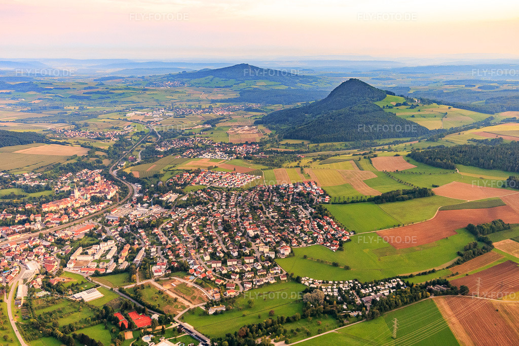 Luftbild: Ortsansicht aus Nordosten mit Blick zu den Hegauvulkanen in Engen im Bundesland Baden-Württemberg in Deutschland. Foto: IMG_102815.jpg vom 25.08.2017 durch Werner Riehm/FLY-FOTO.de