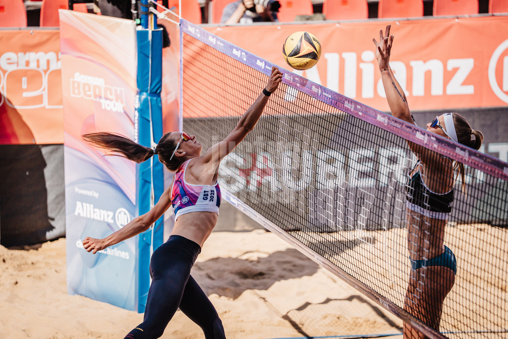 Beachvolleyball | Frauen | Allianz German Beach Tour 2025 | Tourstop Düsseldorf | 09.05.2025 | v.l. Sophie Sarnighausen gegen Sandra Ittlinger