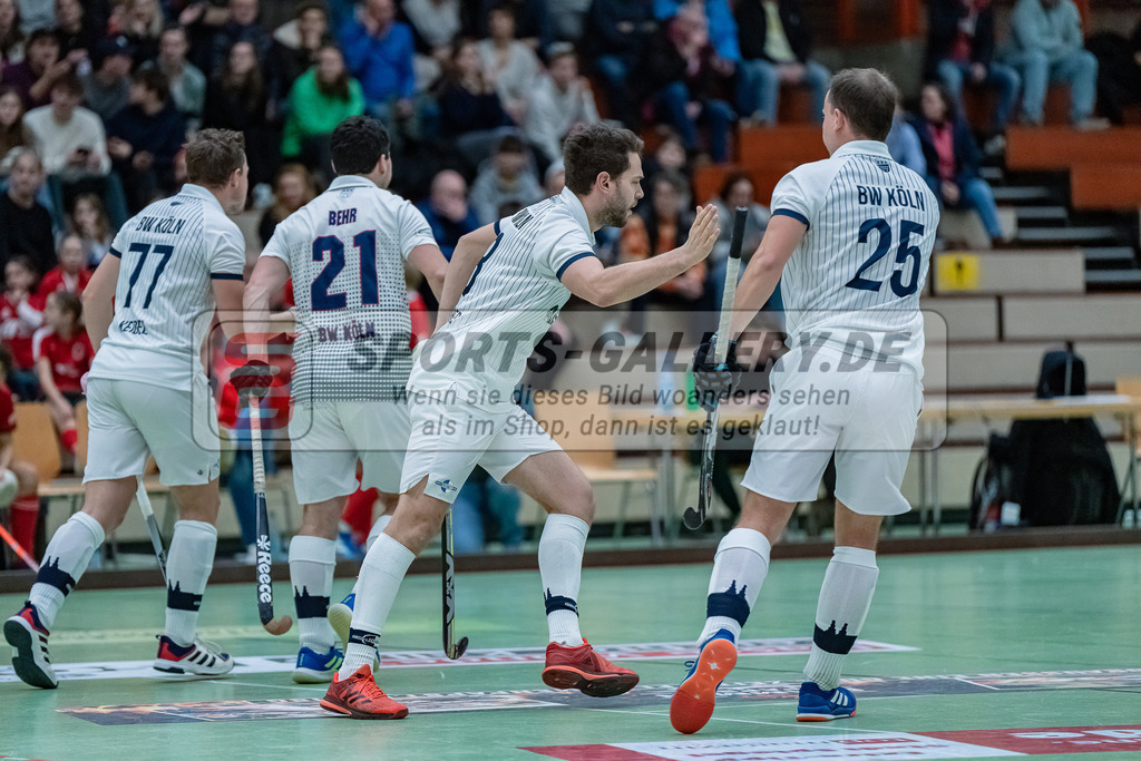 HK_20231216_107415 | 1. Bundesliga Herren  Crefelder HTC - Blau Weiß Köln am 16.12.2023 Sporthalle Glockenspitz, Krefeld , Julien Keibel ( Blau Weiß Köln #77 ) , Sebastian Behr ( Blau Weiß Köln #21 ) , Joshua Delarber ( Blau Weiß Köln #8 ) , Max Weiher ( Blau Weiß Köln #25 )