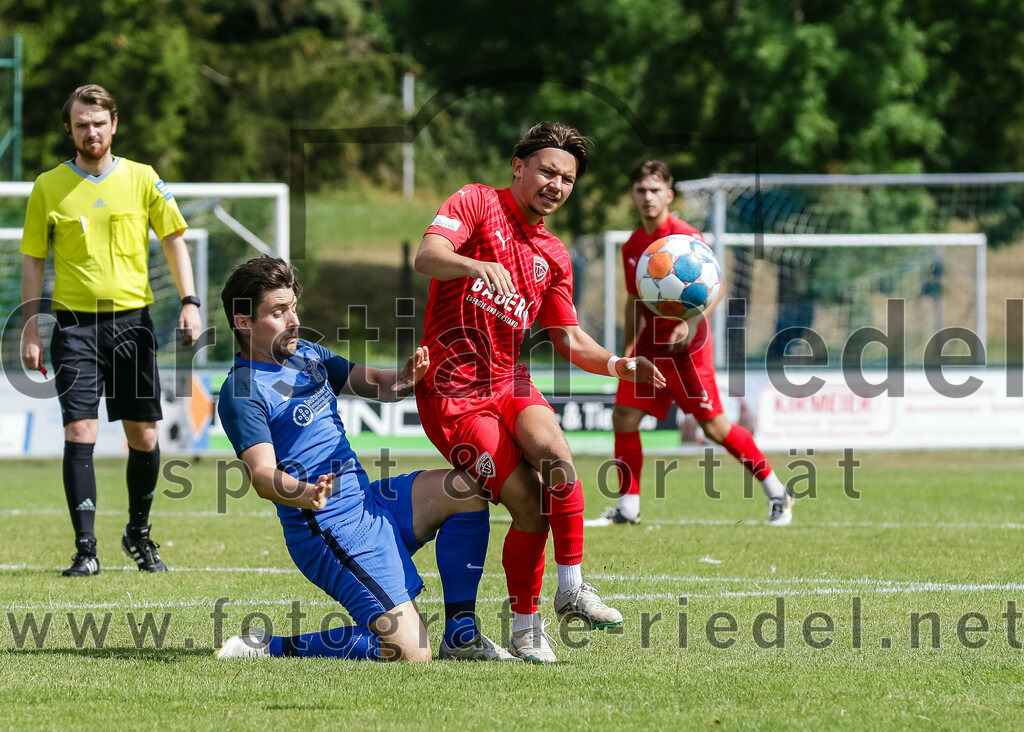 2023-07-08_030_FC_Langengeisling_gegen_TSV_Buchbach | Erding, Deutschland, 08.07.2023:
Fußball, Bezirksliga Oberbayern Ost 2023 / 2024, Testspiel, FC Langengeisling gegen TSV Buchbach, Endergebnis: 0:6

Maximilian Maier (FC Langengeisling, #10), Dennis Polat (TSV Buchbach, #18)

Foto: Christian Riedel / fotografie-riedel.net