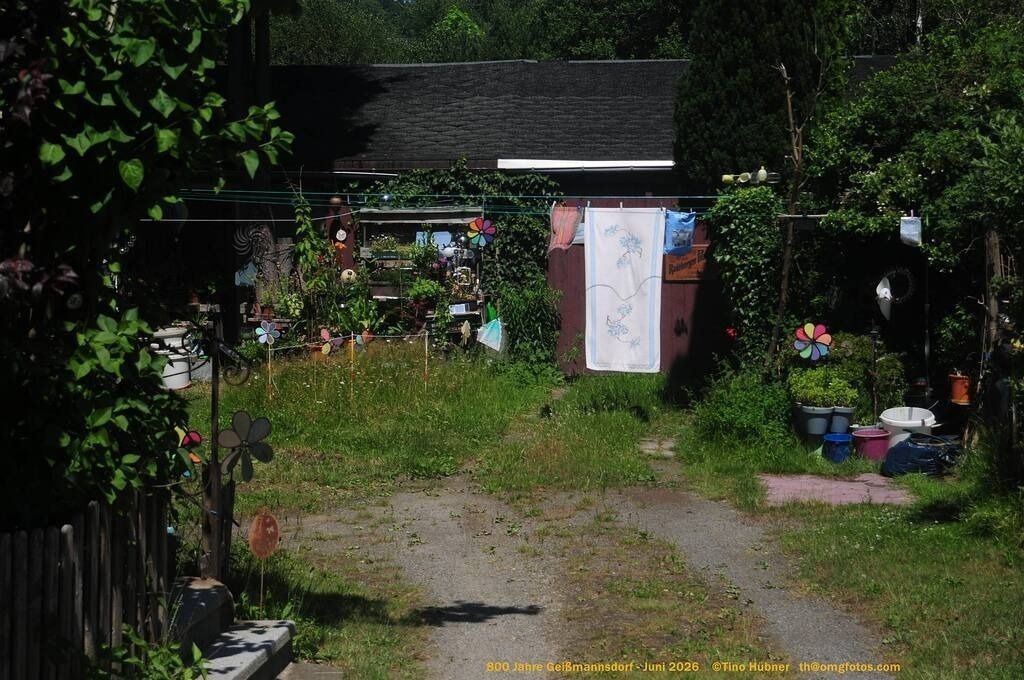 Geißmannsdorf-2026-Ortsbilder-461 | Geißmannsdorf bei Bischofswerda im Sommer 2026. Ein fotografischer Streifzug durch das Dorf Geißmannsdorf, mit Gebäuden, Straßen, Strohpuppen und geschmückten Vorgärten und Grundstücken anlässlich der 800-Jahr-Feier von Geißmannsdorf im Juni 2026 - Realisiert mit Pictrs.com