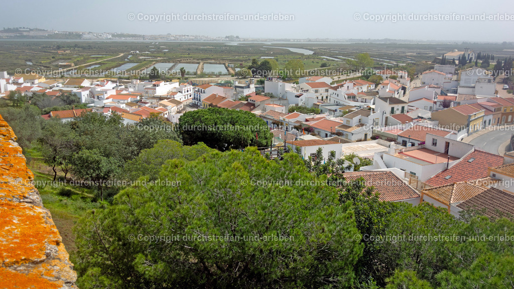 Blick auf Castro Marim von der Burgmauer aus. View of Castro Marim from the castle wall. | Die Burg von Castro Marim wurde im 13. Jahrhundert strategisch auf einem Hügel am rechten Ufer des Flusses Guadiana in Algarve/Portugal erbaut und ist ein Zeugnis der reichen Militär- und Kulturgeschichte der Region. Hier ein Blick auf die Stadt Castro Marim von der Burgmauer aus. Castro Marim Castle was built in the 13th century. Built strategically on a hill on the right bank of the Guadiana River in Algarve, Portugal, in the 13th century, it is a testament to the region's rich military and cultural history. Here is a view of the city of Castro Marim from the castle wall. - Realisiert mit Pictrs.com