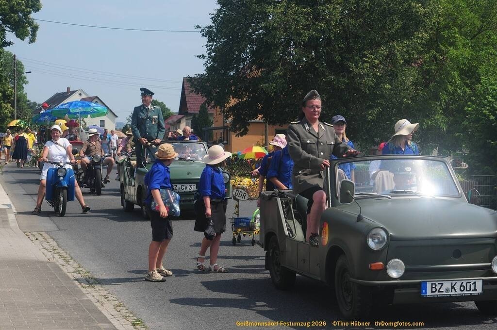 Geißmannsdorf-2026-Festumzug-135 | Festumzug in Geißmannsdorf bei Bischofswerda im Juni 2026. Fotografische Eindrücke und Momentaufnahmen vom Festumzug anläßlich des 800-jährigen Bestehens von Geißmannsdorf - mit Teilnehmern und Gästen, Strohpuppen und geschmückten Vorgärten und Grundstücken - Realisiert mit Pictrs.com