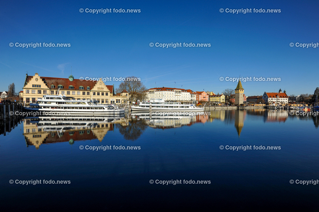 Deutschland_ Bayern_ Lindau am Bodensee_ 29.12.2024-4 | 29.12.2024, Deutschland, GER, Bayern, Lindau am Bodensee, im Bild Stadtansichten, Gebauede, Sehenswuerdigkeiten, Wahrzeichen, Leuchtturm, Loewenfigur, Reise, Feature, Travel, Tourismus, Bodensee, Schiff, SchifffahrtLindau am Bodensee ist eine deutsche Mittelstadt im Suedwesten von Bayern. Der historische Stadtkern der ehemaligen Reichsstadt mit der Maximilianstraße im Zentrum liegt auf einer Insel im oestlichen Teil des Bodensees. Die Insel ist durch eine Straßenbruecke und den Lindauer Eisenbahndamm mit den Stadtteilen auf dem Festland verbunden. Lindau ist eine Große Kreisstadt und der Verwaltungssitz des gleichnamigen Landkreises im bayerischen Regierungsbezirk Schwaben. Quelle: Wikipedia