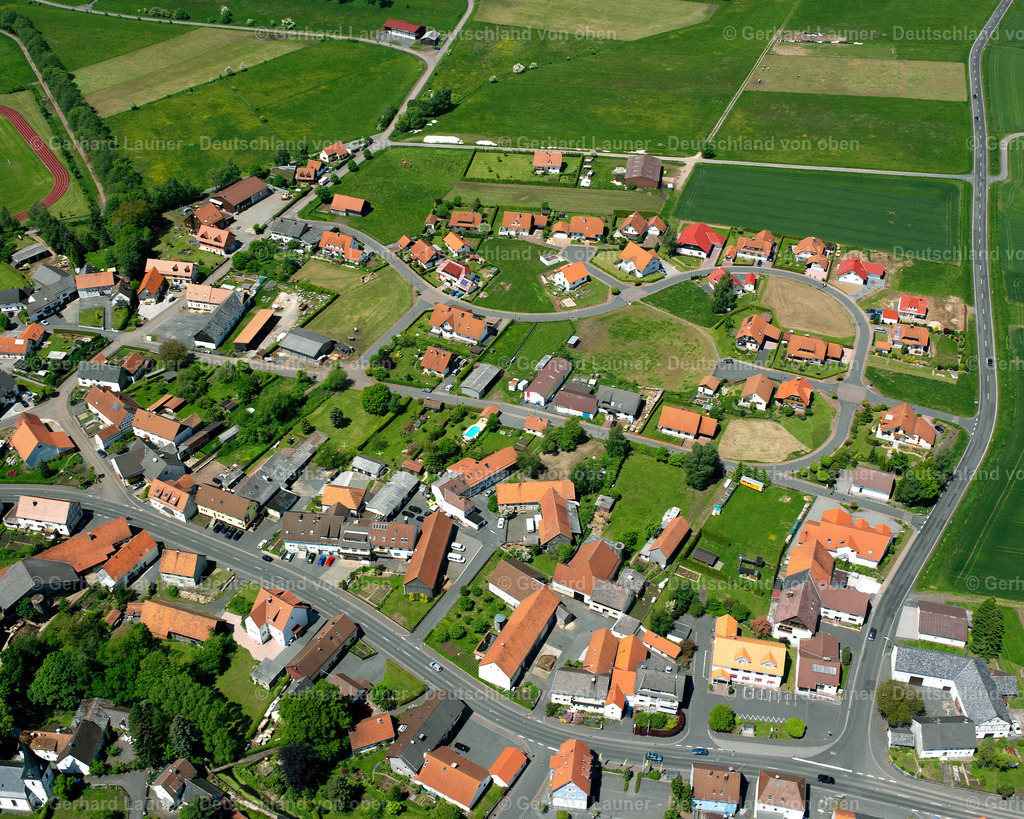 2615362 | Grebenhain 09.06.2006 Landwirtschaftliche Nutzflächen und Feldgrenzen  umsäumen das Siedlungsgebiet des Dorfes in Crainfeld im Bundesland Hessen, Deutschland // Agricultural land and field boundaries surround the settlement area of the village  in Crainfeld in the state Hesse, Germany Foto: Gerhard Launer