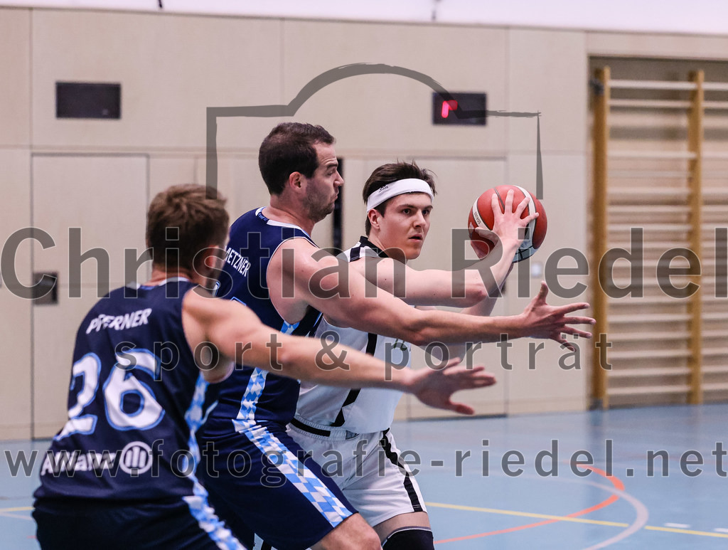 2022-04-03_074_TSV_Vaterstetten_gegen_SV_Weissblau-Allianz_Muenchen | Vaterstetten, Deutschland, 03.04.2022:
Basketball, Bezirksoberliga Herren 2021 / 2022, 14. Spieltag, TSV Vaterstetten gegen SV Weißblau-Allianz München, Endergebnis: 86:54

Rene Pferner (SV Weißblau-Allianz München, #26), Christian Metzner (SV Weißblau-Allianz München, #14), Bastian Heckner (TSV Vaterstetten, #7)

Foto: Christian Riedel / fotografie-riedel.net