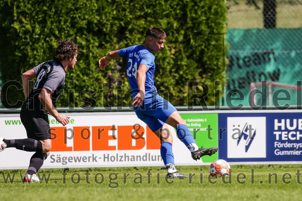 2023-08-12_125_FC_Langengeisling_gegen_ESV_Freilassing | Erding, Deutschland, 12.08.2023:
Fußball, Bezirksliga Oberbayern Ost 2023 / 2024, 4. Spieltag, FC Langengeisling gegen ESV Freilassing, Endergebnis: 2:1

Fabian Aigner (FC Langengeisling, #19), Ivaylo Bogomilov (ESV Freilassing, #24)

Foto: Christian Riedel / fotografie-riedel.net