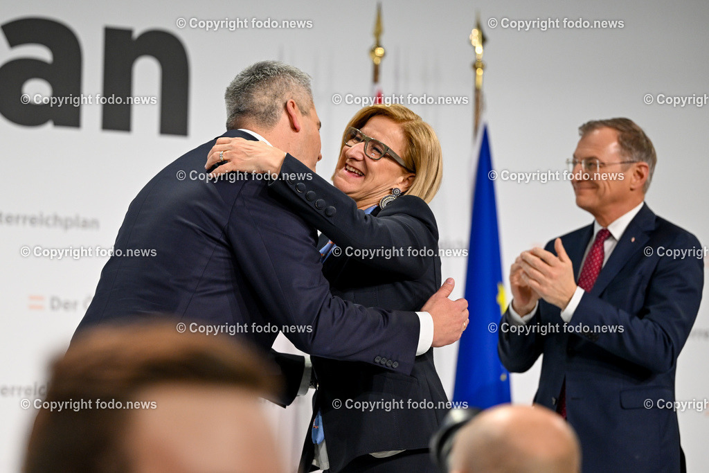 Der Oesterreichplan_ OeVP_ Wels_ 26.01.2024-102 | 26.01.2024, Wels, AUT, ÖVP, Der Österreichplan, im Bild BK Karl Nehammer (VP, Bundeskanzler), Johanna Mikl-Leitner (VP, Landeshauptfrau Niederoesterreich)