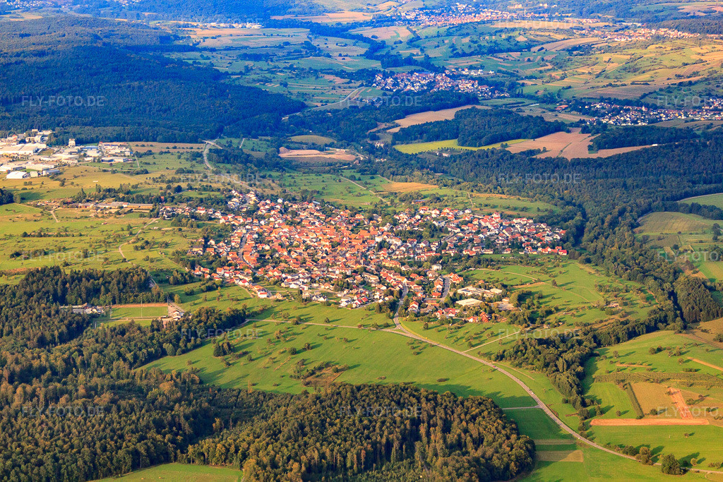 Luftbild: Ortsansicht von Südosten im Ortsteil Ittersbach in Karlsbad im Bundesland Baden-Württemberg in Deutschland. – Foto: IMG_53169.jpg vom 09.09.2012 durch Werner Riehm/FLY-FOTO.de – Auflösung des Originals: 4752 x 3168 px