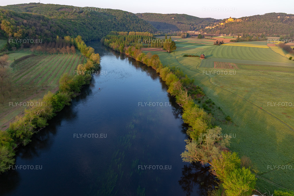 Vue aérienne: Dordogne à Vézac dans le département Dordogne, France. Photo: IMG_113674.jpg prise le 20/04/2019 par Werner Riehm/FLY-FOTO.eu – Résolution de l'original: 5472 x 3648 px