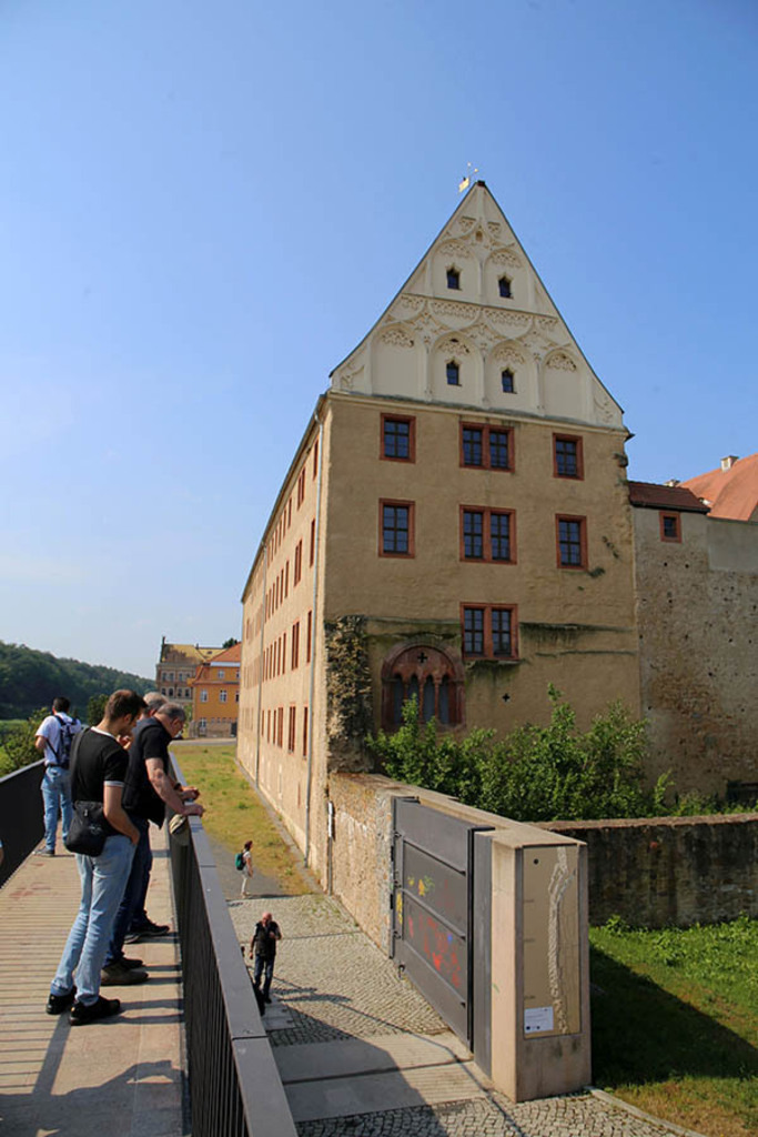 Grimma - Schloss Grimma mit Hochwasserschutzanlage | Entdecke über 20 Kategorien Leipzig-Motive: Foto-Downloads, hochwertige Poster, Leinwand- & Fine-Art-Prints. Jetzt Lieblingsfoto im Bildlexikon Leipzig Shop bestellen!