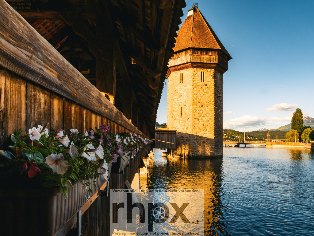 Kapellbrücke und Wasserturm Luzern im goldenen Abendlicht | Stimmungsvolle Fotokunst aus Luzern. Erlebe den Pilatus, den See und die Stadt Luzern in exklusiven Aufnahmen in der Fotogalerie & Shop. - Realized with Pictrs.com