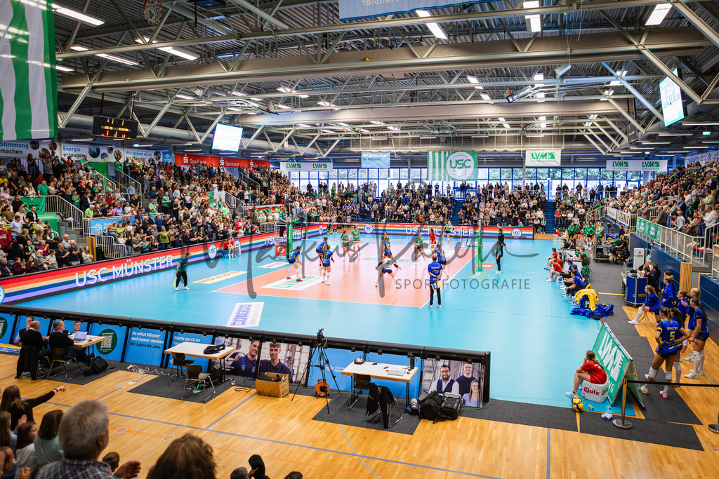 Volleyball, 1. Bundesliga Frauen, Hauptrunde, 1. Spieltag, Saison 2025/2026: USC Münster - SSC Palmberg Schwerin | 1. Bundesliga Frauen, Hauptrunde, 1. Spieltag, Saison 2025/2026, USC Münster empfängt SSC Palmberg Schwerin in der Sporthalle Berg Fidel in Münster. Foto: sportfotografie.ms | Markus Paletta - Realisiert mit Pictrs.com