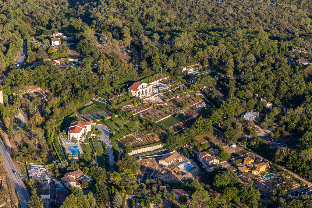 Aerial view: View of the town in Montauroux in the state Var, France. – Photo: IMG_129522.jpg taken on 09/18/2021 by Werner Riehm/FLY-FOTO.com – Resolution of the original: 5472 x 3648 px