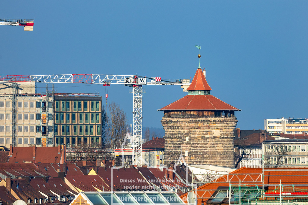 Laufer Torturm nach Renovierung, , Nürnberg, 08.02.25 | Der Laufer Torturm, ein historischer Teil der Stadtmauer Nürnbergs, ist nach der Renovierung nun ohne Gerüst sichtbar. Der runde Sandsteinturm mit rotem Dach und Wetterfahne steht vor einem modernen Stadtbild mit Baustellen, Baukränen und neuen Gebäuden. - Realisiert mit Pictrs.com
