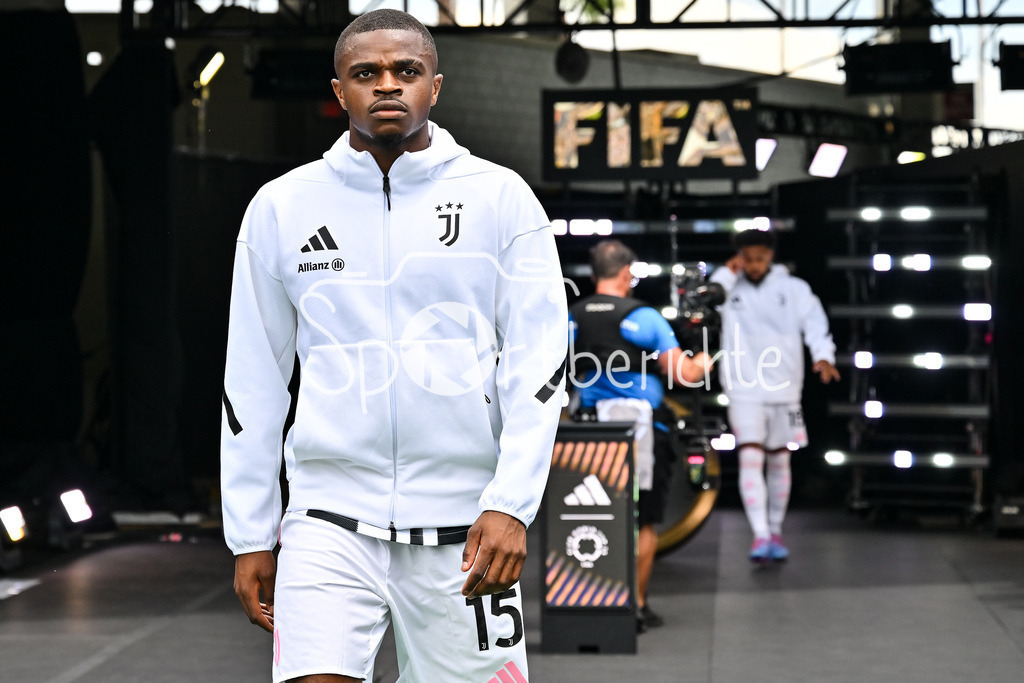 Juventus Turin - Manchester City | im Bild Pierre KALULU (Juvuentus Turin 15) auf dem Weg zum Spielfeld / Einzelfoto / Freisteller / FIFA Club World Cup: Juventus Turin - Manchester City, Camping World Stadium am 26.06.2025 / NOT FOR SALE IN USA