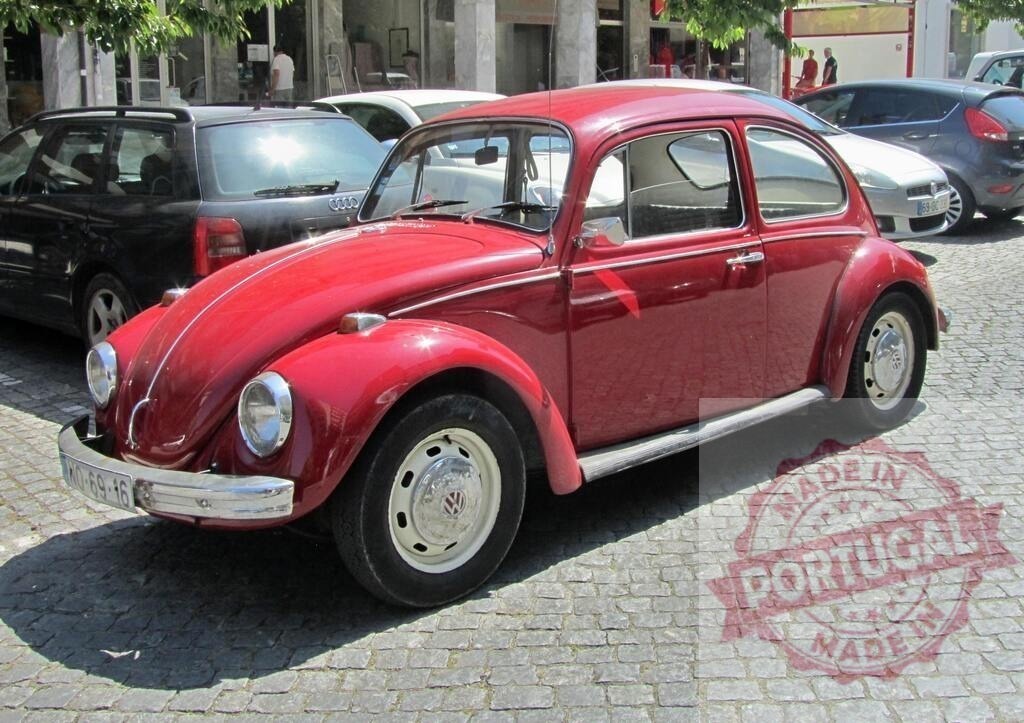 Shiny red Volkswagen Beetle parked on cobblestone street | Classic red Volkswagen Beetle parked on a cobblestone street, showcasing its timeless design - Realisiert mit Pictrs.com