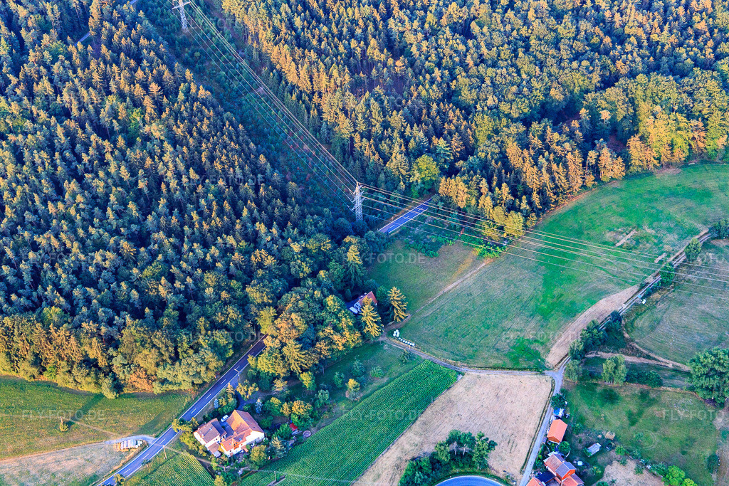 Luftbild: Schneise für Hochspannungsleitung im Ortsteil Ober-Kainsbach in Reichelsheim im Bundesland Hessen in Deutschland. Foto: IMG_109423.jpg vom 31.07.2018 durch Werner Riehm/FLY-FOTO.de