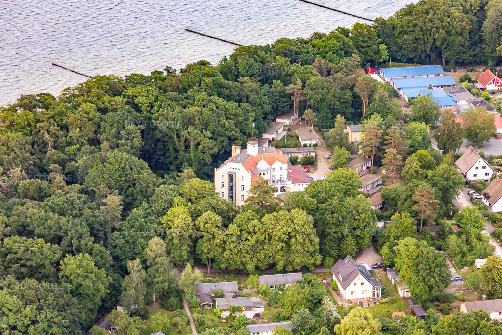 Luftbild: Waldschloss Parow in Koserow im Bundesland Mecklenburg-Vorpommern in Deutschland. – Foto: IMG_141496.jpg vom 06.06.2024 durch Werner Riehm/FLY-FOTO.de – Auflösung des Originals: 5231 x 3487 px – Waldschloss Parow – im Ostseebad Koserow