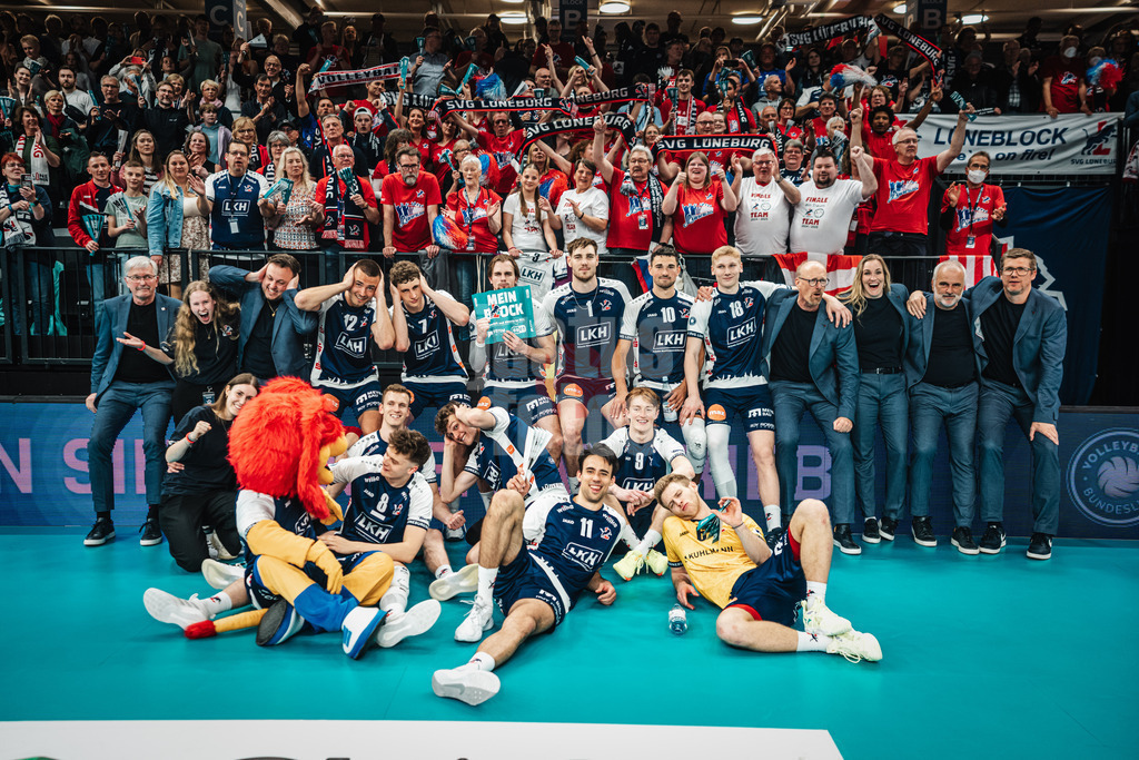 Volleyball | Herren | Saison 2024/2025 | 1. Volleyball Bundesliga Männer | Halbfinale | SVG Lüneburg vs. VfB Friedrichshafen | 19.04.2025 | SVG Lüneburg gewinnt das Spiel und ist im Finale Teamfoto Mannschaftsfoto