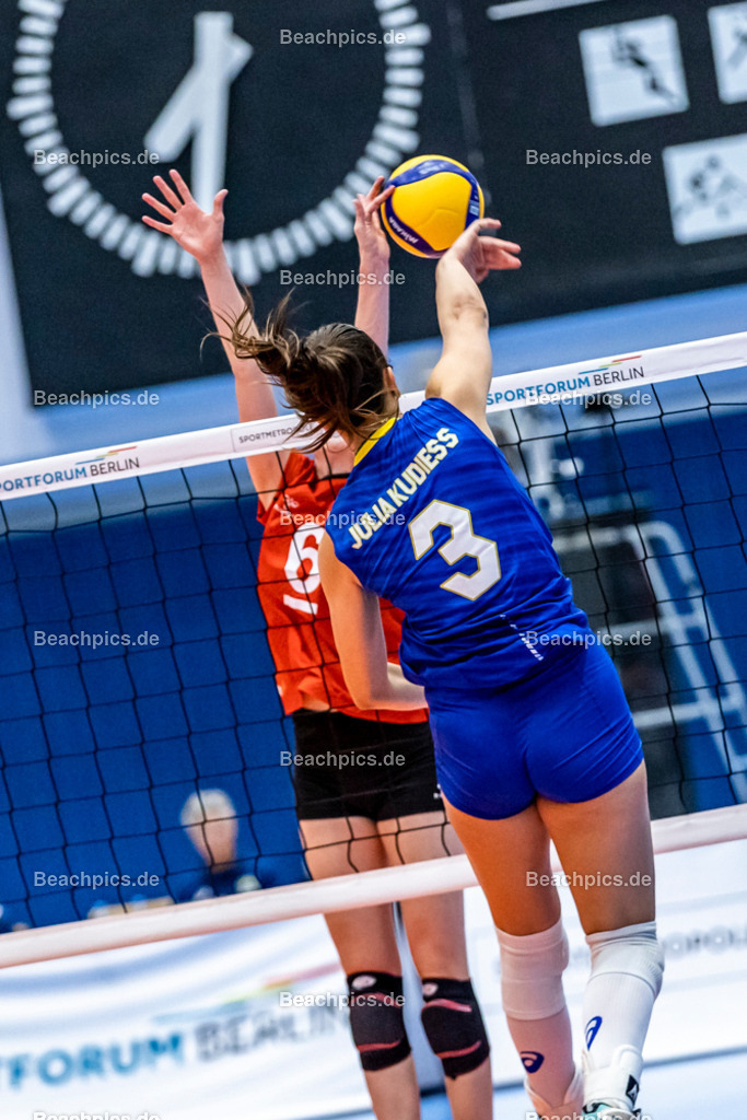 2022-00063384-Testspiel-Deutschland-Brasilien | Angriff Julia KUDIESS #3 BRA gegen Block Jennifer JANISKA #6 (Annahme-Außen) GER, 17.09.2022; Berlin Foto: Gerold Rebsch - www.beachpics.de
