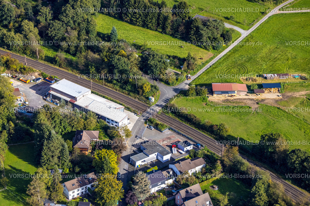 Kreuztal230911834 | Luftbild, Eisenbahnstrecke Ruhr-Sieg und Bahnübergang Krähenbergstraße, Littfeld, Kreuztal, Siegerland, Nordrhein-Westfalen, Deutschland