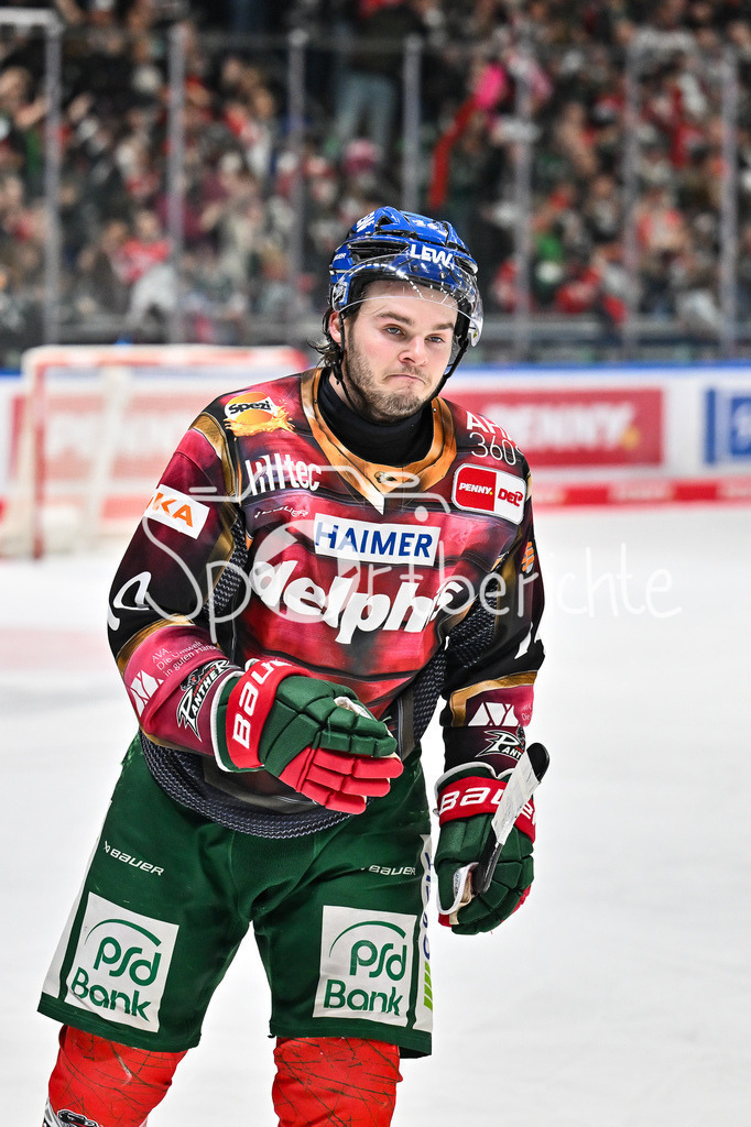 Augsburger Panther - Dresdner Eislöwen | AUGSBURG, DEUTSCHLAND - 06. MÄRZ: Jubel der Hausherren nach dem Treffer zum 6-2 durch D. J. BUSDEKER (Augsburger Panther 14) / Tor / Torschuetze / Freude / Happy während dem Match zwischen den Augsburger Panthern und den Dresdner Eislöwen am 49. Spieltag der Penny DEL im Curt Frenzel Stadion