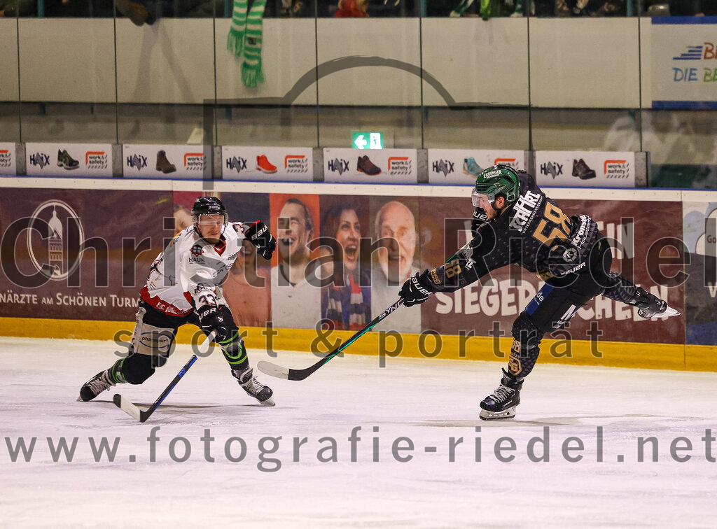 2024-03-08_026_TSV_Erding_gegen_EHC_Koenigsbrunn | Erding, Deutschland, 08.03.2024:
Eishockey, Bayernliga Playoffs 2023 / 2024, 1. Spieltag, TSV Erding gegen EHC Königsbrunn, Endergebnis: 3:0

Peter Brückner (EHC Königsbrunn, #33), Paul Pfenninger (Erding Gladiators, #58)

Foto: Christian Riedel / fotografie-riedel.net