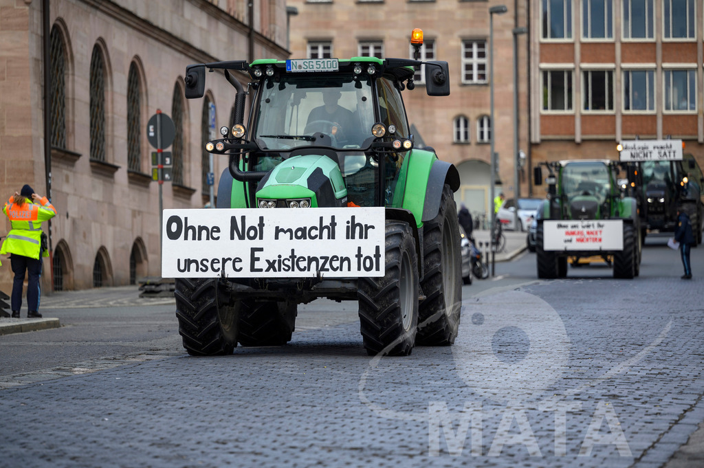 _DWA4169 | Bauerndemo gegen Agrarpolitik der Bundesregierung  auf dem Straße Obstmarkt und Hauptmarkt . Nürnberg, 08.01.2024 - Realisiert mit Pictrs.com
