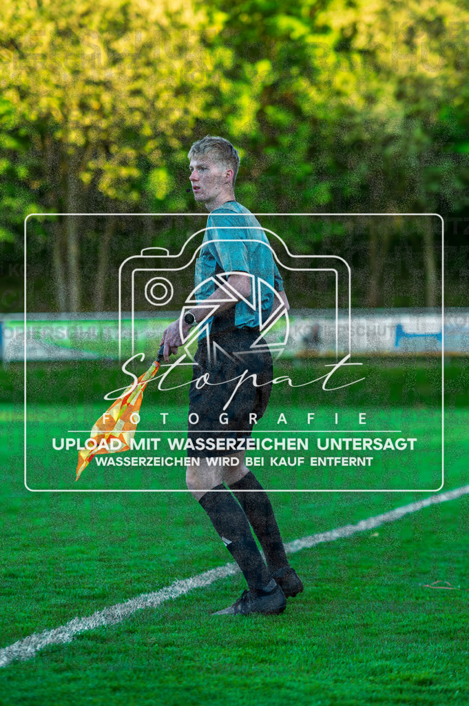 Bezirksliga Herren LG - Buchholzer FC vs Eintracht Munster | Ole Onkel (Schiedsrichterassistent); Bezirksliga Herren LG - Buchholzer FC vs Eintracht Munster am 08.05.26 in Sportzentrum Buchholz, Buchholz i.d.N. - Realisiert mit Pictrs.com